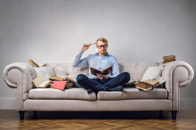 Student auf einem Sofa