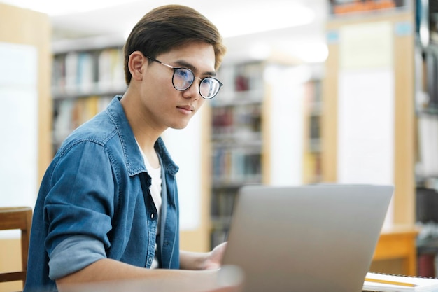 Student, der an der Bibliothek studiert