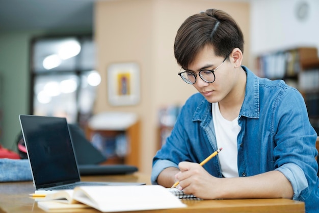 Student, der an der Bibliothek studiert