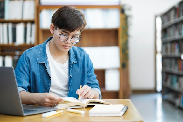 Student, der an der Bibliothek studiert