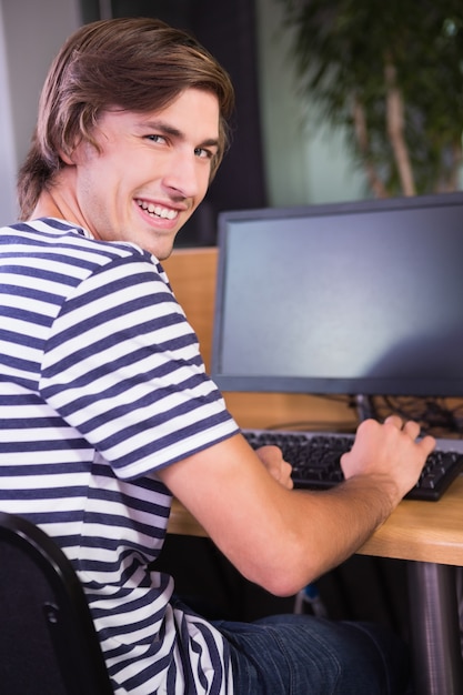 Foto student, der computer im klassenzimmer verwendet