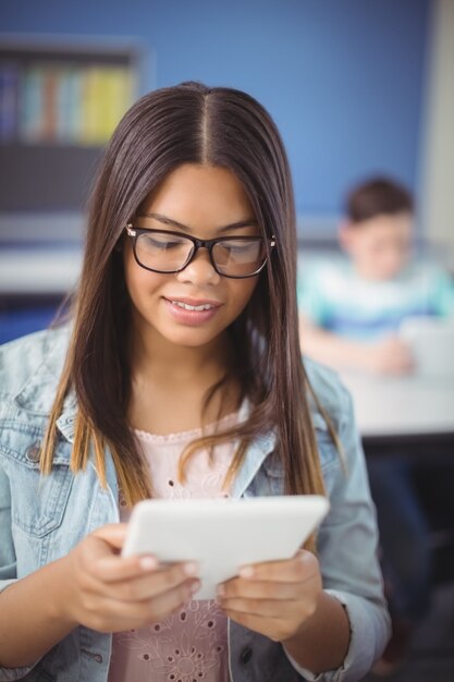 Student, der digitales Tablett im Klassenzimmer verwendet