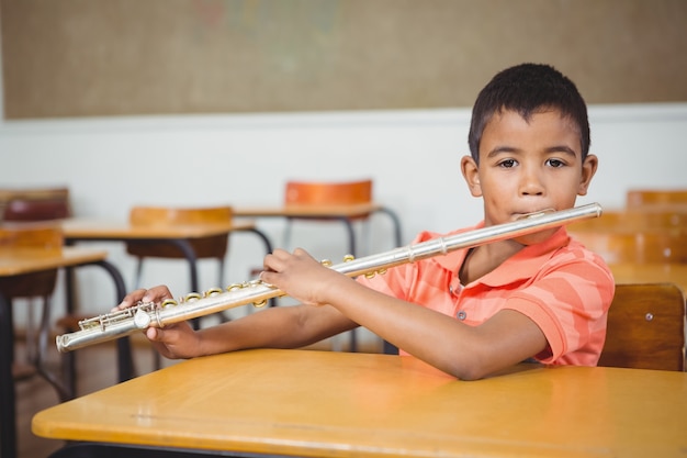 Student, der eine Flöte in der Klasse verwendet