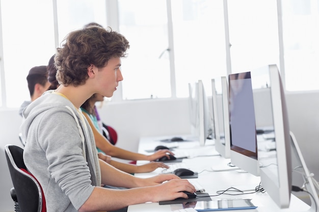 Student, der im Computerraum arbeitet