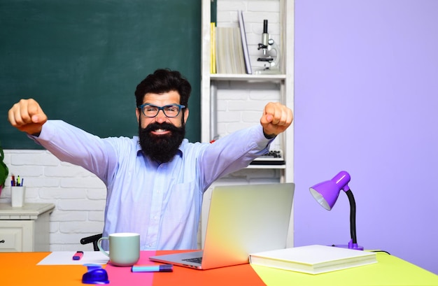 Student, der im Klassenzimmer studiert lustiger junger Lehrer im Klassenzimmer Universitätsstudent an der Hochschulwelt