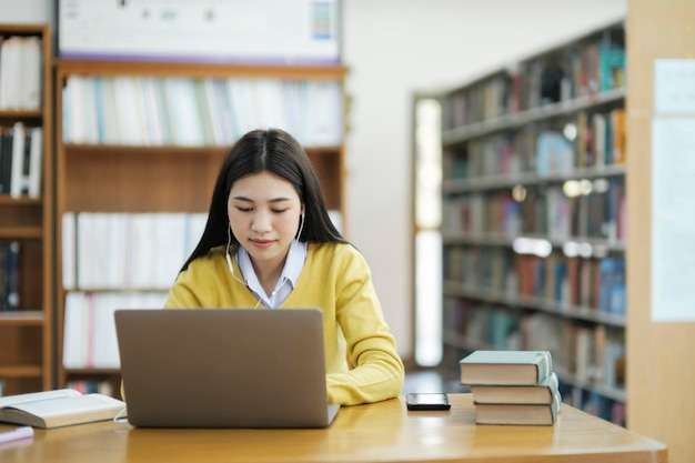 Student, der in der Bibliothek sitzt und studiert