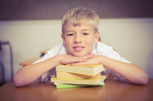 Student, der irgendeine Klassenarbeit erledigt