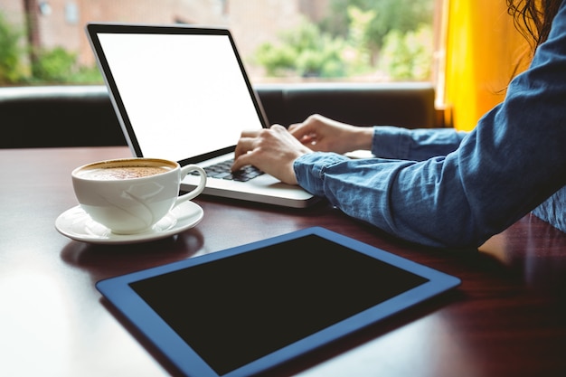 Student, der Laptop im Café verwendet