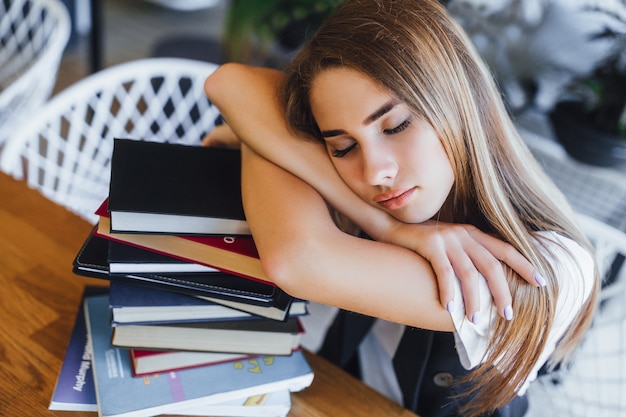 Student, der nach harter Arbeit im Büro schläft