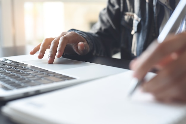 Student, der Online-Klasse über Laptop-Computer studiert