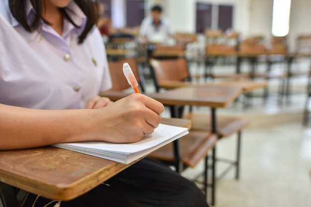 Student, der schriftlichen Test macht