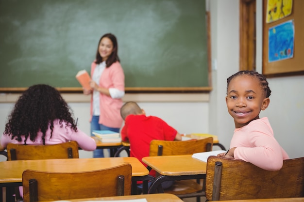 Student, der zurück Kamera betrachtet