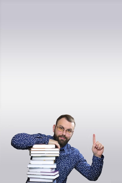 Student Erwachsener Bart Mann mit Stapel Buch in einer Bibliothek isolierten Hintergrund