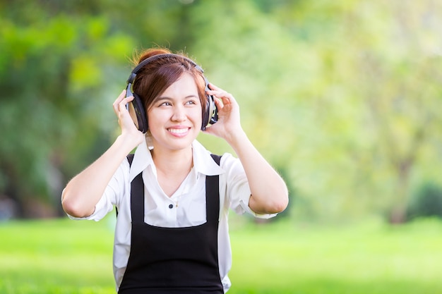 Student hören Musik nach gelesenem Buch im Park der Universität