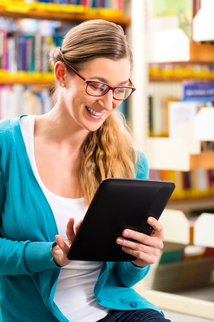 Student in der Bibliothek lernen mit Tablet-Computer