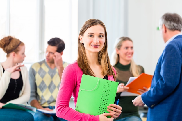 Student in der Klasse mit Professor