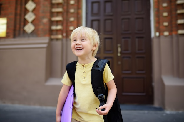 Student in der Nähe des Tores des Schulgebäudes