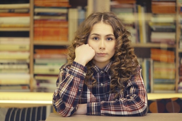 Student in einem Bibliotheksporträt