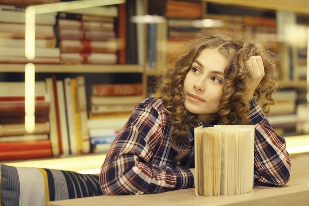 Student in einem Bibliotheksporträt