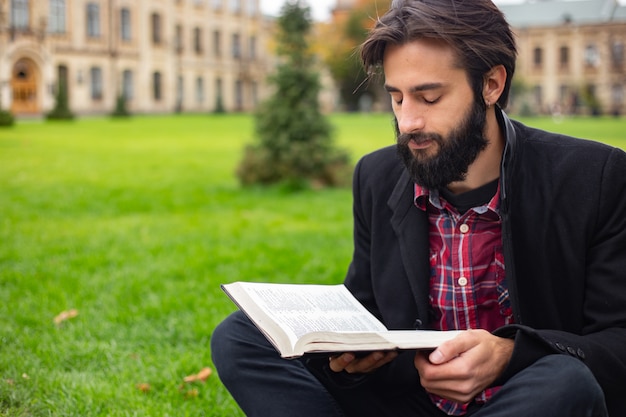 Student, junger Mann an der Universität