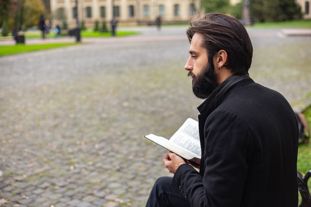 Foto student, junger mann an der universität