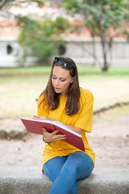 Student liest ein Buch im Freien