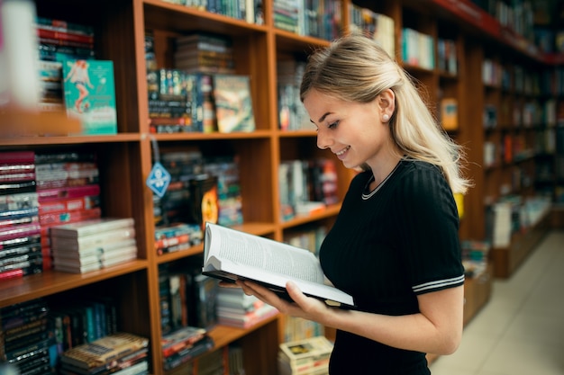 Student liest ein Buch in der Bibliothek