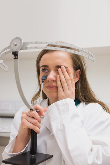 Foto student macht einen sehtest