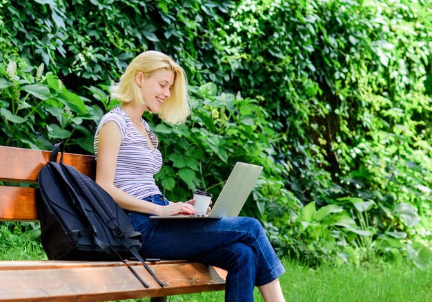 Student Mädchen studieren Online-Studenten bereiten sich auf Prüfungen vor Studentenleben Hübsche Frau Online-Bildung moderne Studentin Studie online im Freien glückliche Frau Arbeit am Laptop Herzlichen Glückwunsch