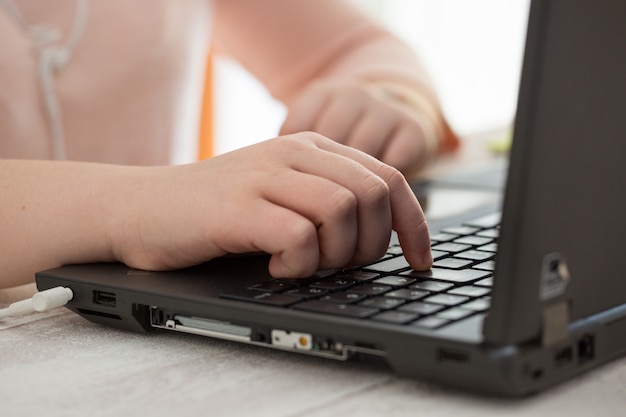 Student mit einem Laptop zu Hause