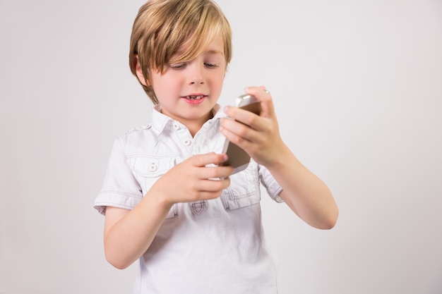 Student mit einem Mobiltelefon