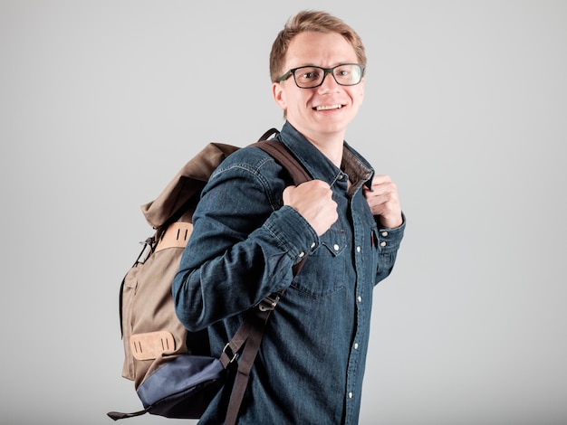 Foto student mit einem schweren rucksack