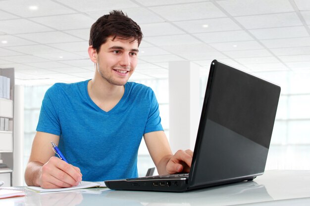 Student mit seinem Laptop