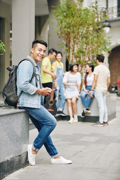 Student mit Smartphone