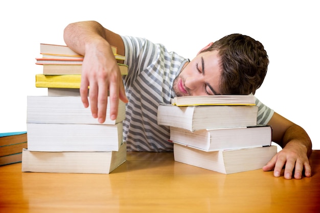 Student schläft in der Bibliothek vor weißem Hintergrund mit Vignette