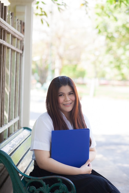 Student sitzen Dokumente halten