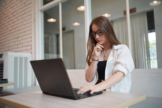 Student-SMS-Nachricht auf Laptop im Café