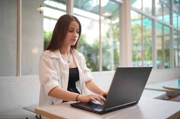 Student-SMS-Nachricht auf Laptop im Café