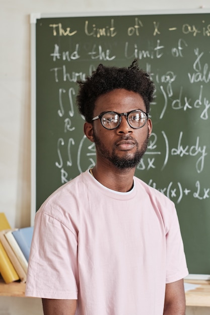 Foto student steht an der universität