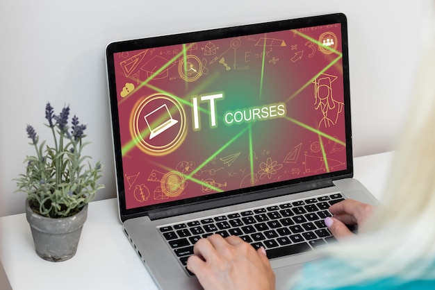 Student verbindet sich online mit einem Laptop und Universitätsikonen: E-Learning und Abschlusskonzept.