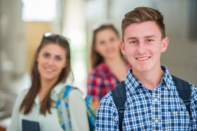 Studenten an der Universität hängen