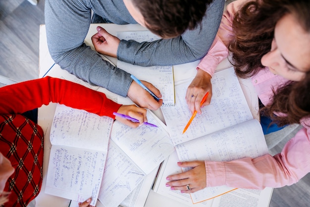 Studenten arbeiten am Tisch bei der Arbeit