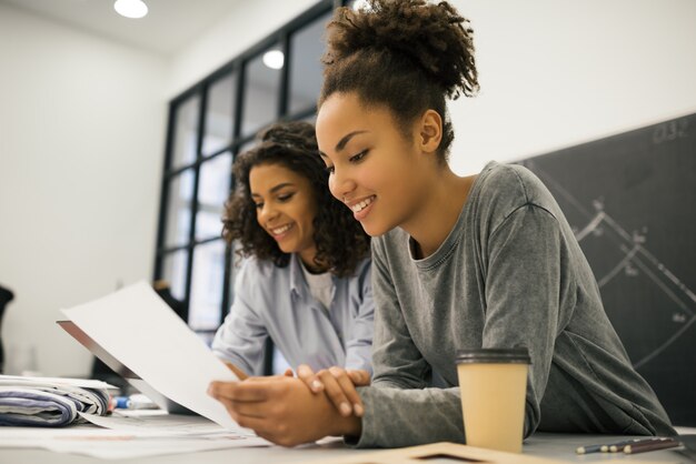 Studenten arbeiten zusammen