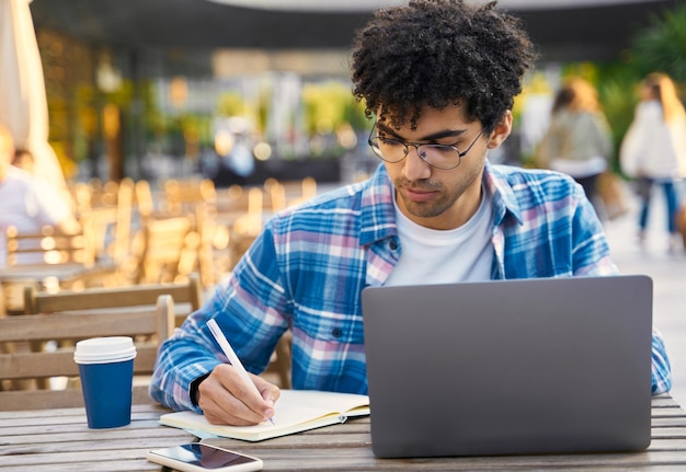 Studenten aus dem Nahen Osten studieren, Notizen machen, Sprachen lernen, Online-Bildungskonzept