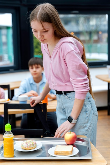 Studenten beim Mittagessen in der Mensa