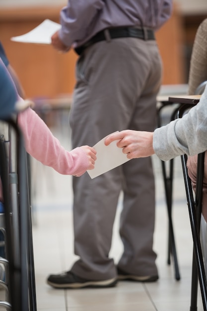 Studenten betrügen einen Test