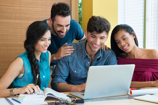 Studenten, die am Laptop lernen