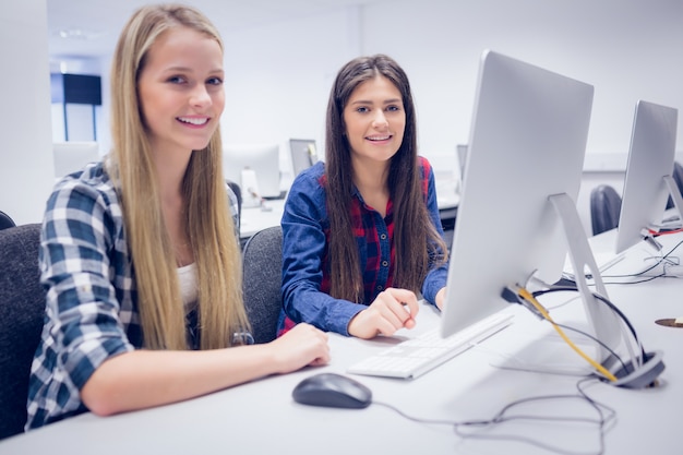 Studenten, die an Computer an der Universität arbeiten