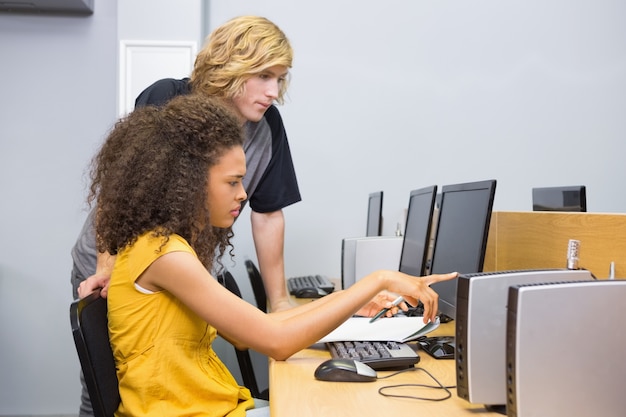 Studenten, die an Computer im Klassenzimmer arbeiten