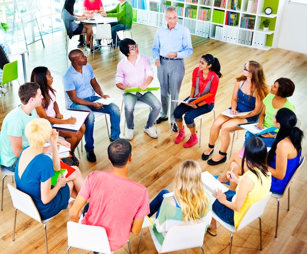 Studenten, die Bildungs-Hochschulunterrichtungs-Konzept lernen